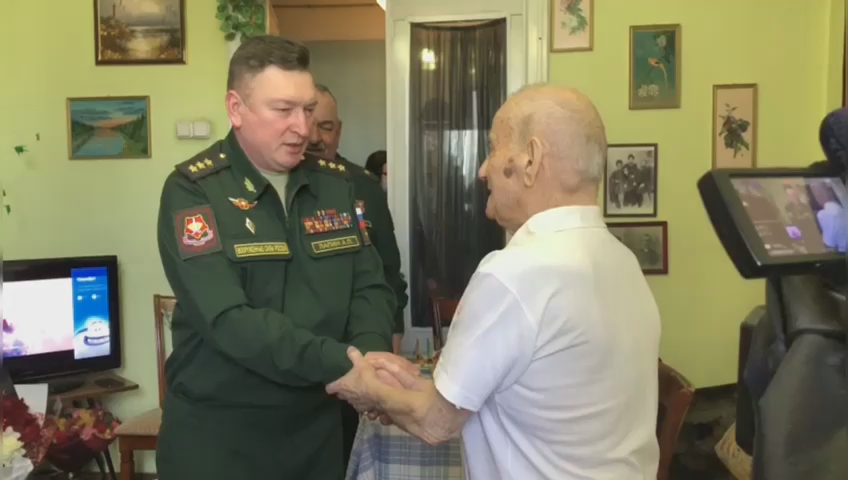 Военные ЦВО провели мини-парад в честь 100-летнего юбилея ветерана