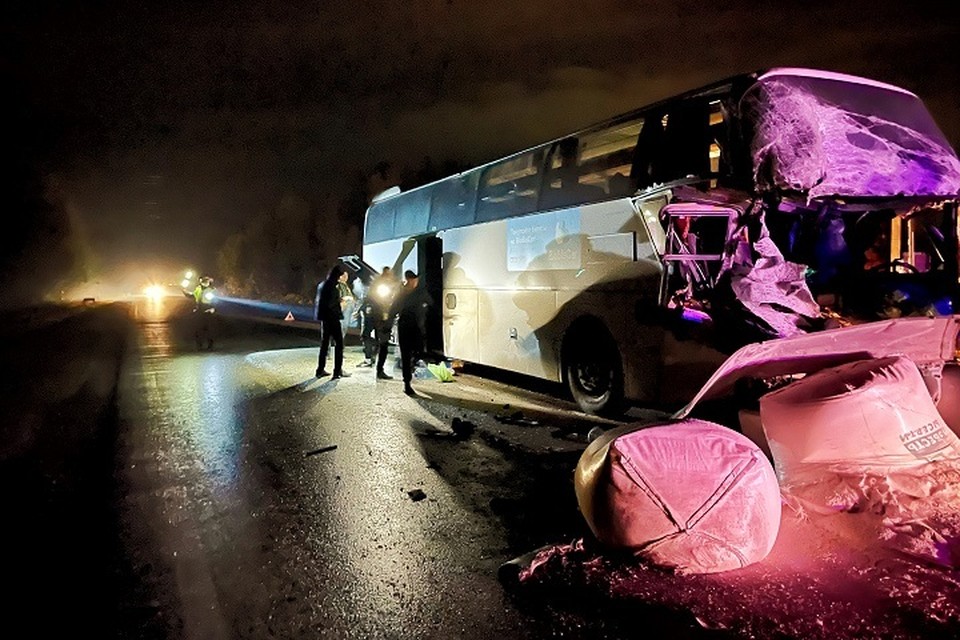 На Серовском тракте автобус столкнулся с грузовиком