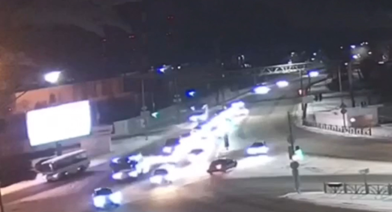 Лобовое столкновение машин в Первоуральске: водитель выехал на «встречку» на красный свет
