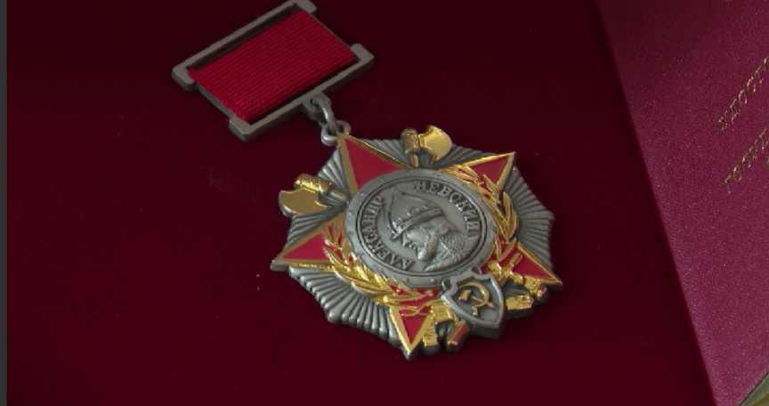 Дочери офицера, погибшего в годы ВОВ, вручили орден Александра Невского