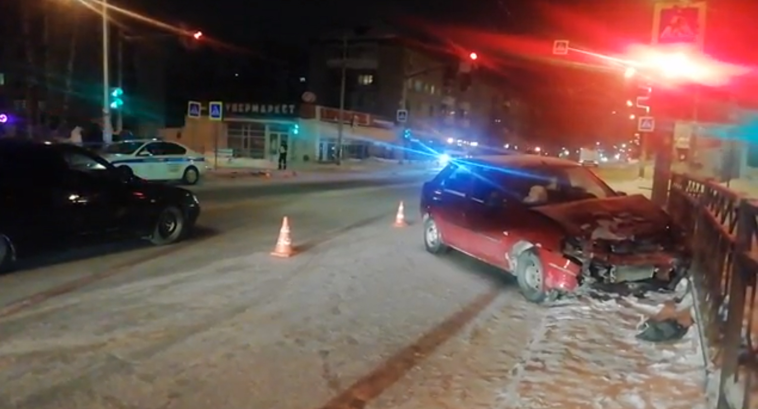 Автомобиль сбил подростка на тротуаре в Екатеринбурге