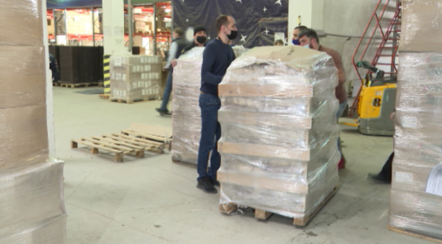 Тонны гуманитарного груза отправили из Екатеринбурга для беженцев с Донбасса