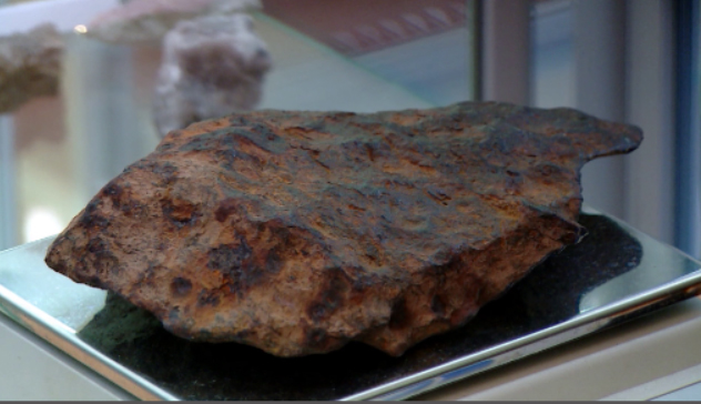 Осколок метеорита Чинге подарили Уральскому геологическому музею