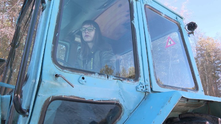 Первая в области девушка-тракторист учится в Сысерти