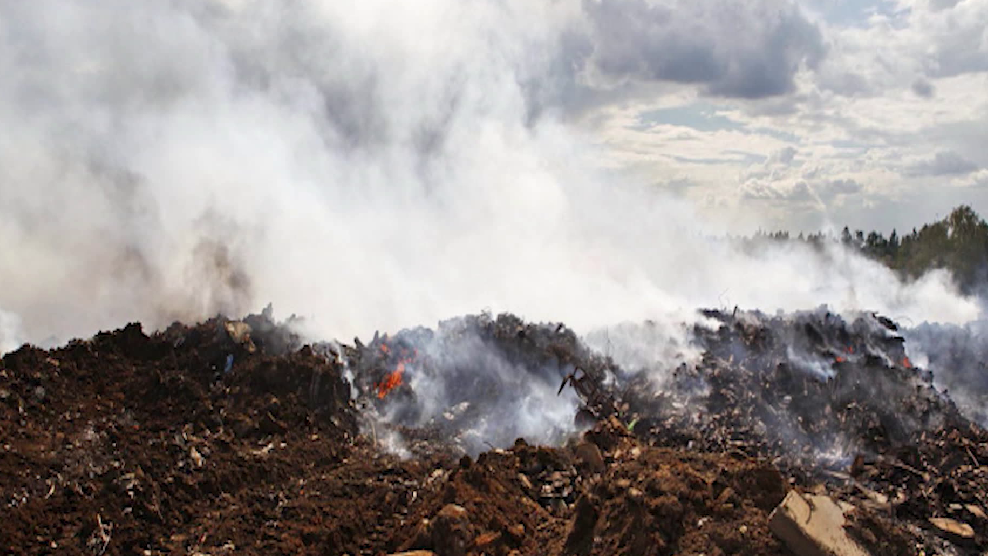 В Екатеринбурге загорелась свалка бытовых отходов