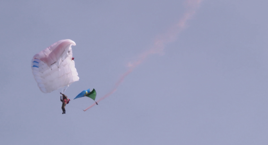 Традиционные прыжки с парашютом открыли программу празднования дня ВДВ