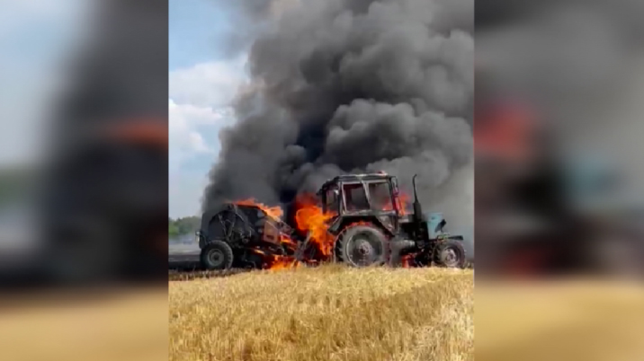В поле у деревни Коновалово вспыхнул трактор