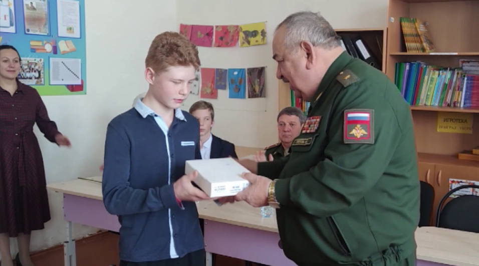 Военные ЦВО отблагодарили уральского школьника за помощь участникам спецоперации