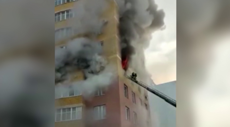 На улице Крауля загорелась квартира в многоэтажном доме
