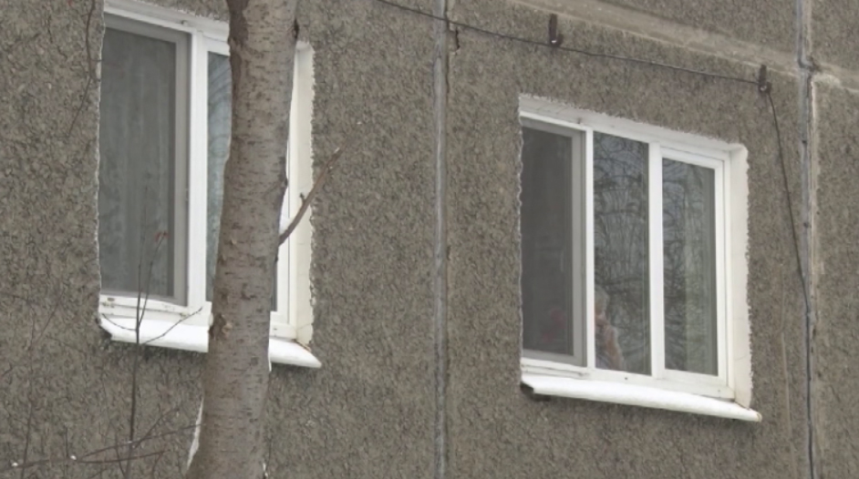 Из-за щели в несущей стене дома замерзает жительница Первоуральска
