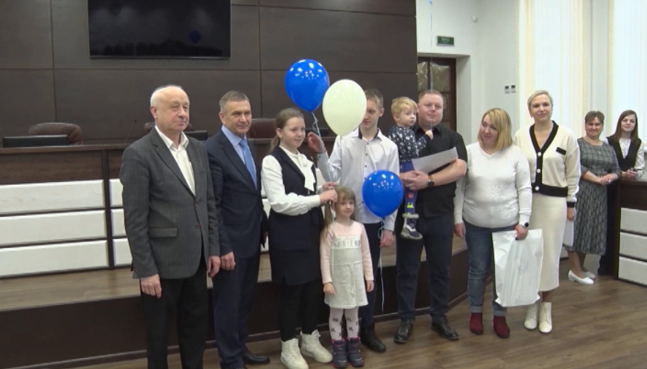 В Новоуральске многодетным семьям вручили жилищные сертификаты
