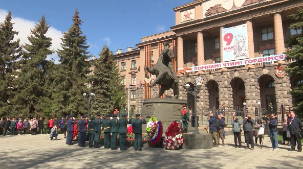 В честь 78 годовщины Победы в Екатеринбурге возложили цветы к памятнику легендарному полководцу Георгию Жукову