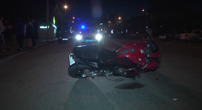 Ночью в Екатеринбурге легковушка сбила мотоциклиста