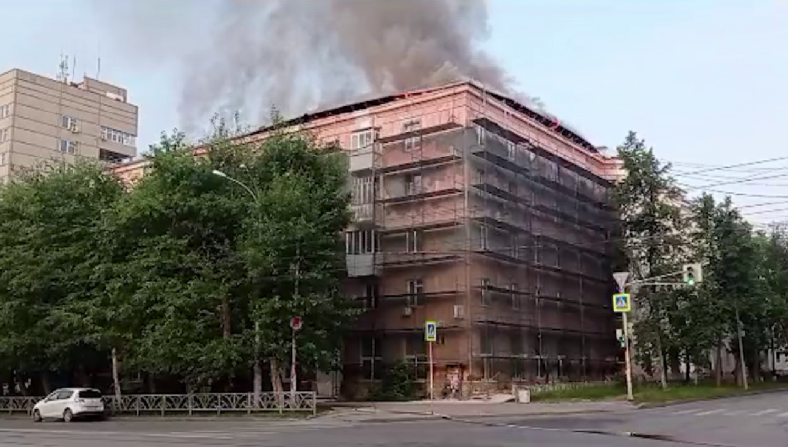 Утром на Первомайской загорелась крыша пятиэтажного дома