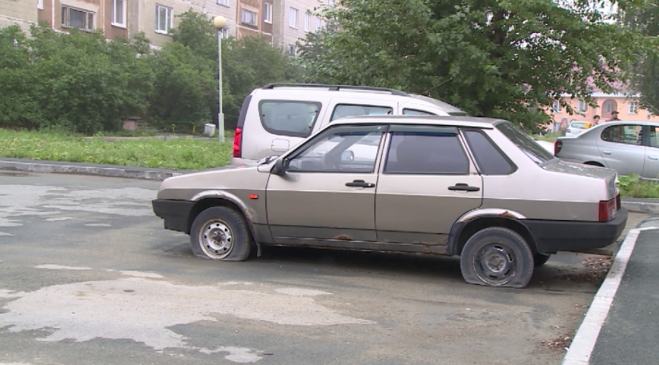 В Новоуральске ржавые автомобили заполонили город