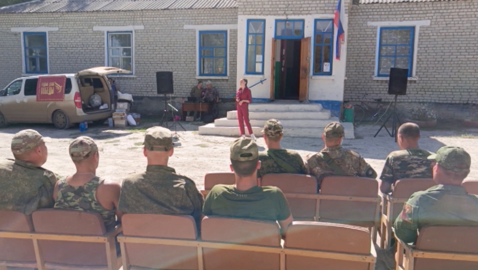 Уральские артисты устроили концерт для бойцов, находящихся в зоне СВО