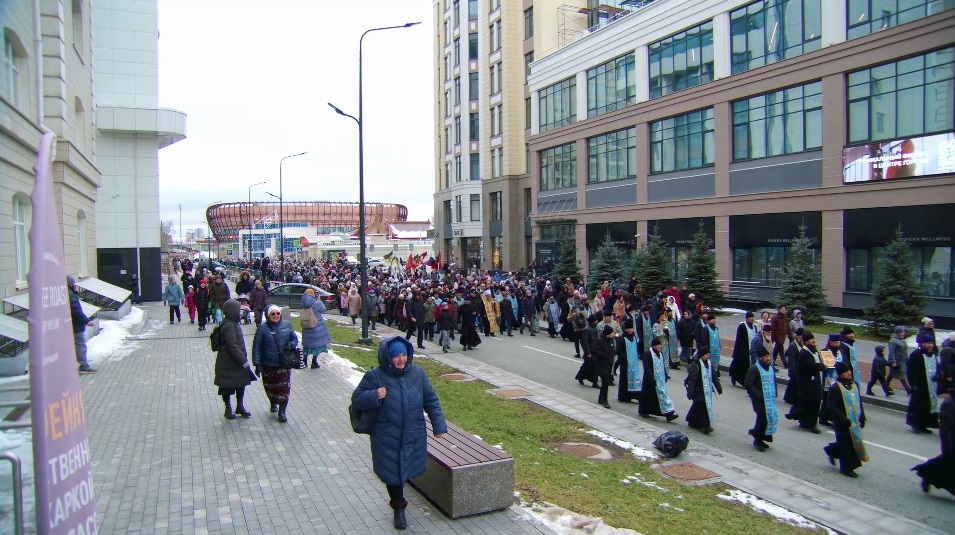 Православные верующие в День народного единства прошли крестным ходом по центру Екатеринбурга