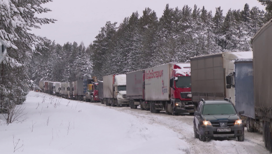 В Свердловской области продолжают устранять последствия снегопада
