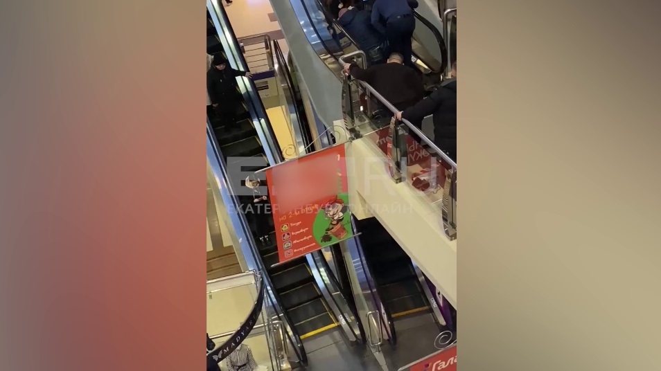 Пятилетнему мальчику зажало ногу в эскалаторе в одном из торговых центров Екатеринбурга