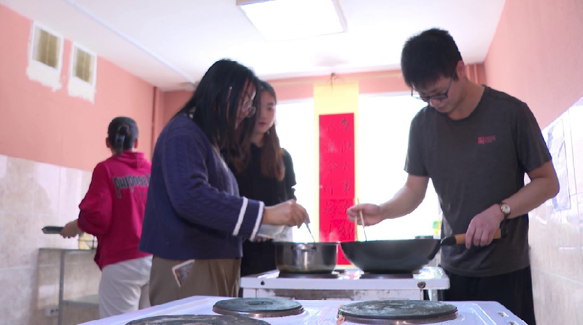 В честь наступающего Нового года по восточному календарю китайские студенты, которые учатся на Урале, готовят национальные блюда