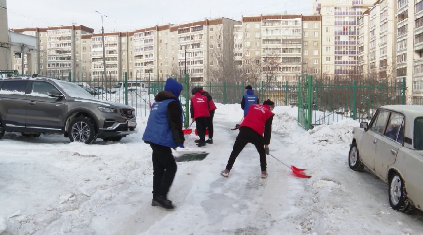 В Екатеринбурге волонтёры вышли на расчистку дворов, засыпанных снегом