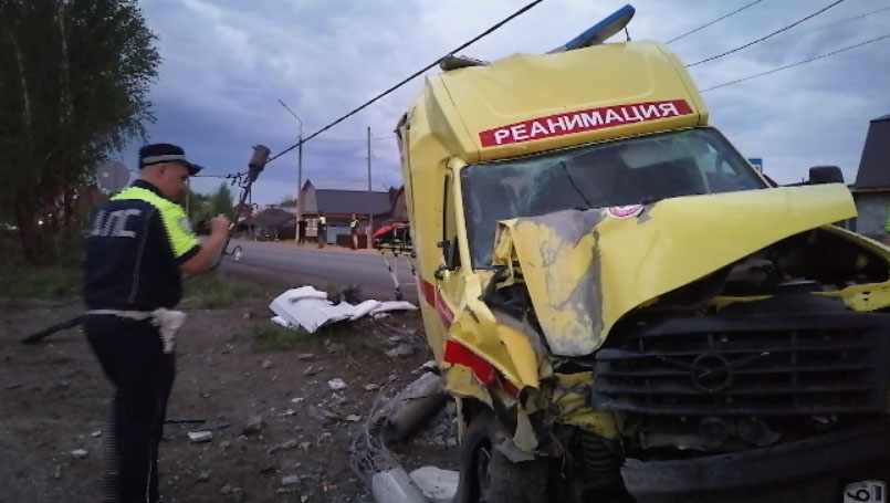 Реанимобиль попал в аварию на трассе