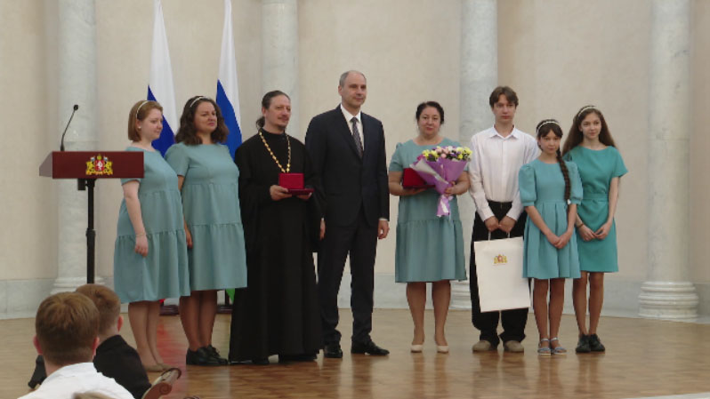 Многодетным семьям вручили медали ордена «Родительская слава»