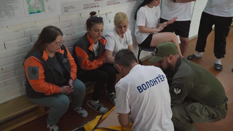 Спасатели учили волонтёров действовать в стрессовой ситуации