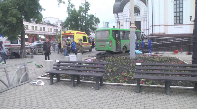 В центре Екатеринбурга автобус вылетел в людей на тротуаре