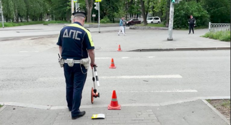 В Екатеринбурге за два часа под колеса машин попали двое детей