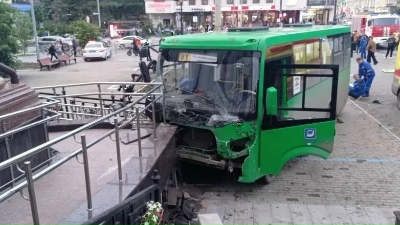 4 человека погибли под колёсами автобуса в Екатеринбурге