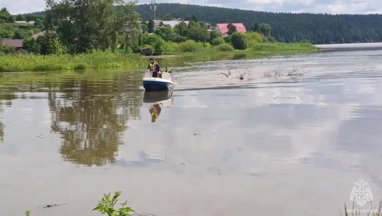 Спасатели продолжают работы на подтопленных территориях