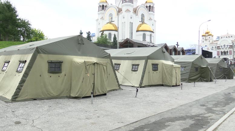Палаточный городок развернули перед Храмом на Крови