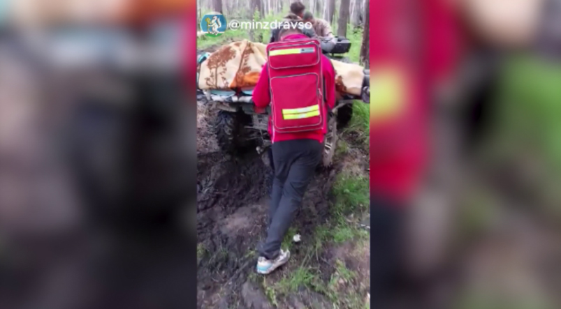 Врачи спасли мужчину, который серьёзно пострадал при катании на квадроцикле