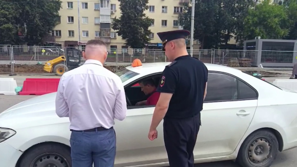 В Екатеринбурге провели рейд по нелегальным таксистам