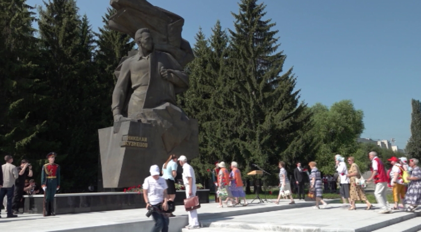 В Екатеринбурге открыли памятник Николаю Кузнецову