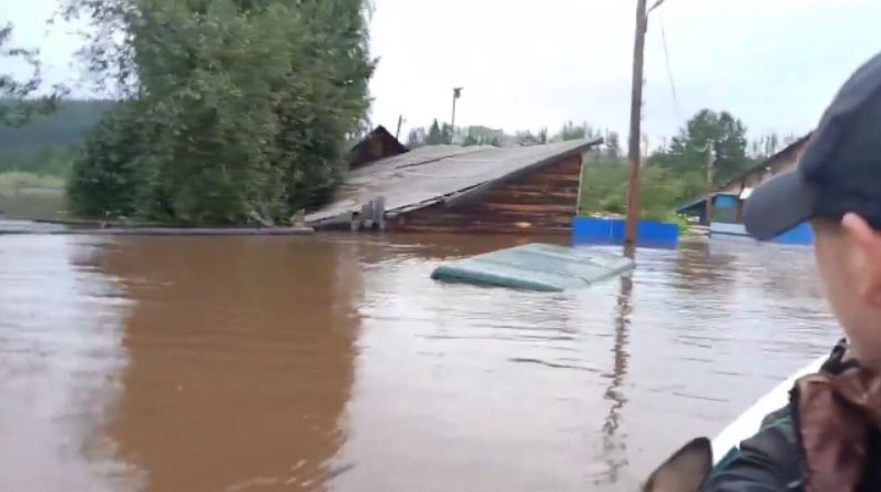 Деревня Старая Ляля стремительно уходит под воду