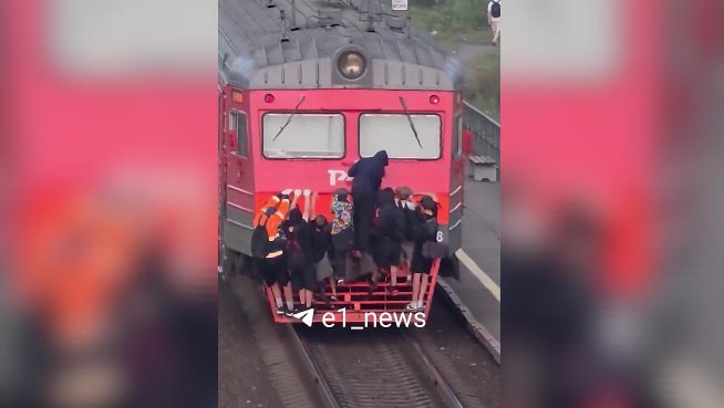 Подростки всё чаще рискуют жизнью, катаясь на сцепке вагонов