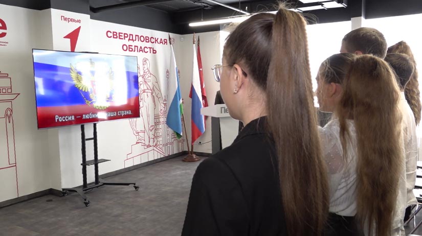 Первые паспорта сегодня получили 16 активистов «Движения Первых»