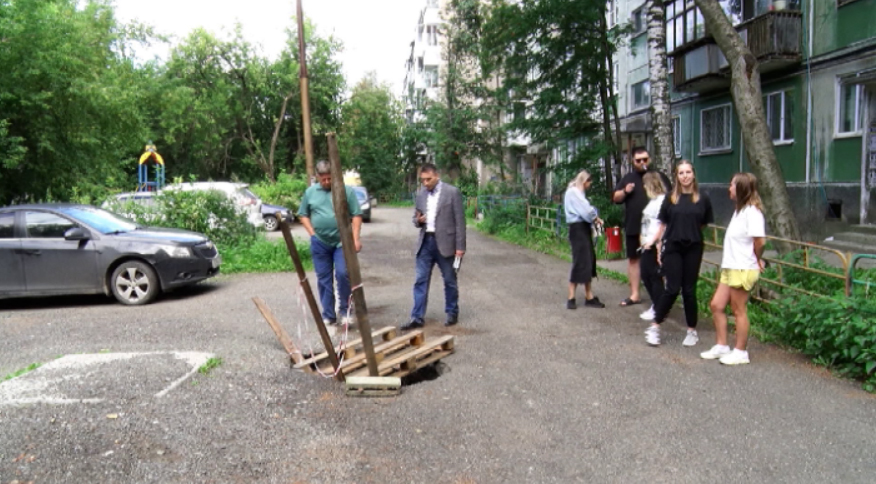 В Нижнем Тагиле во дворе жилого дома образовалась глубокая яма