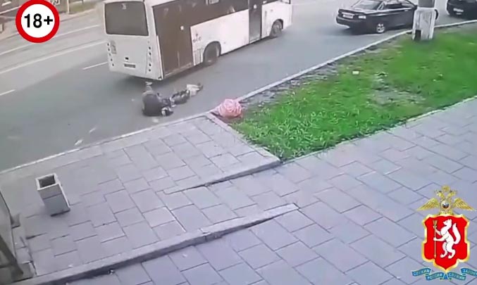 Женщина и ребенок выпали из салона автобуса в Нижнем Тагиле