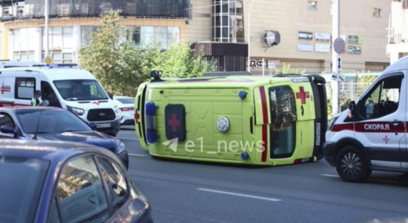 Машина реанимации перевернулась в центре Екатеринбурга