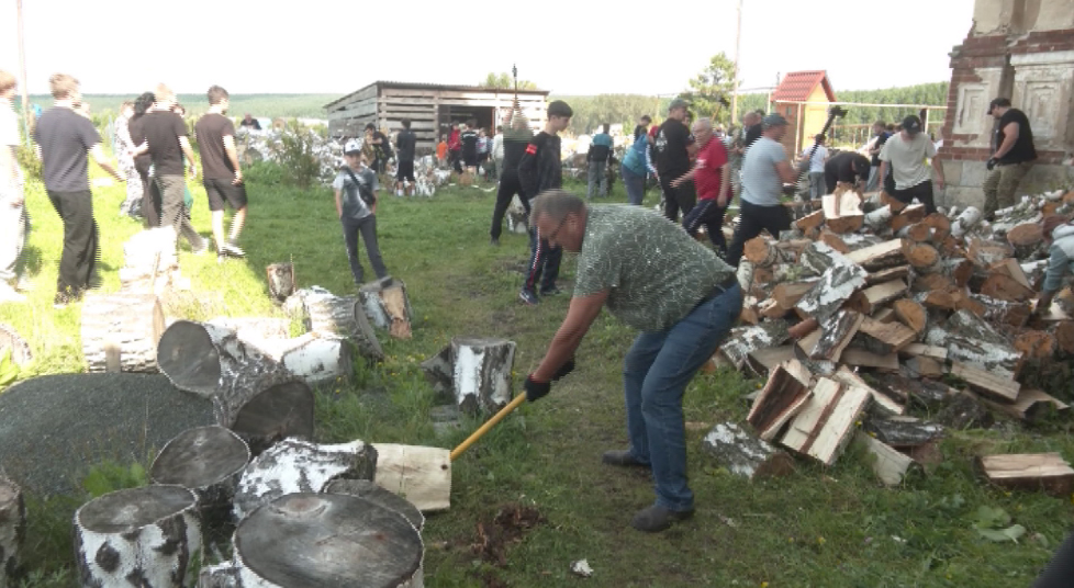 В селе Маминское спортсмены помогли храму подготовиться к холодам