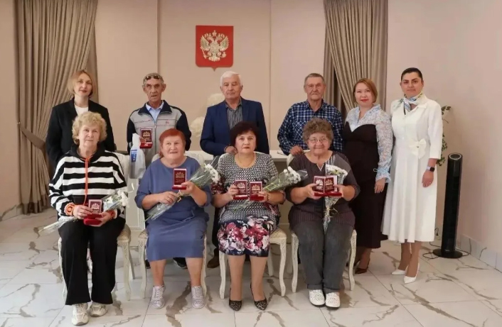 Свердловские семьи-юбиляры получили знаки отличия «Совет да любовь»
